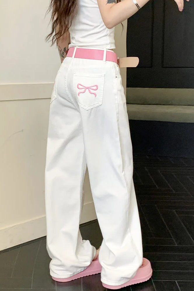 Różowe jeansy wide leg z haftem kokardy w stylizacji casual