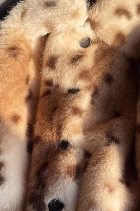 Cętkowana kurtka ze sztucznego futra jako stylowe okrycie wierzchnie