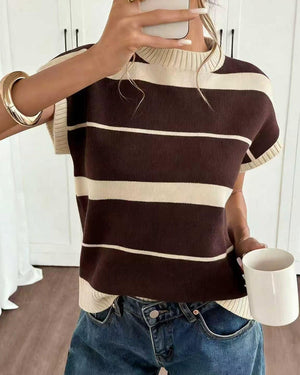 Zbliżenie na dzianinowy sweter w paski i krótki rękaw