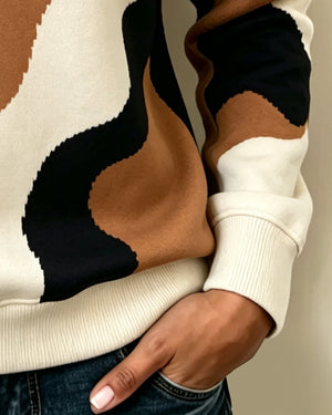 Bluza color block w casualowej stylizacji na co dzień