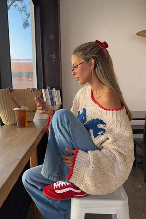 Dzianinowy sweter z motywem szczeniaka i kontrastową lamówką