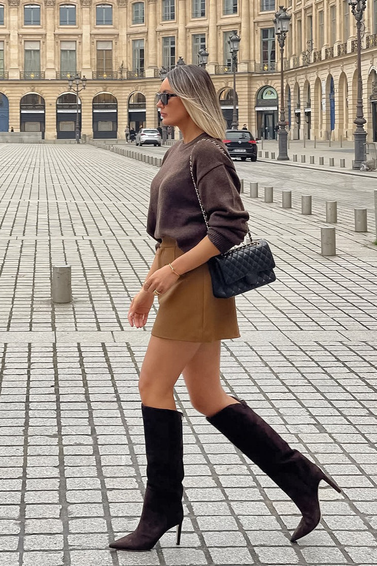 Zbliżenie na materiał i krój damskiej mini spódnicy khaki