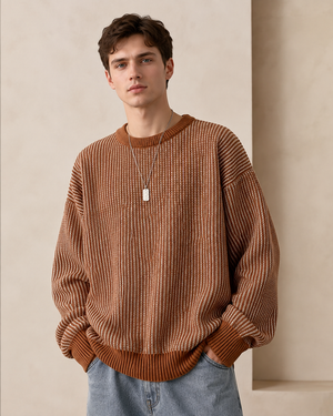 Sweter prezentujący wzór w paski na całej powierzchni