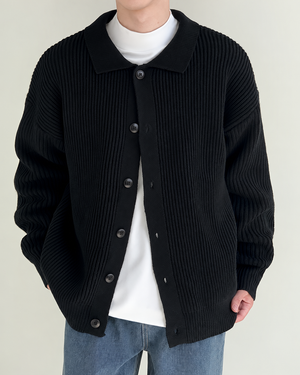 Damski kardigan zapinany z przodu, widok całej sylwetki