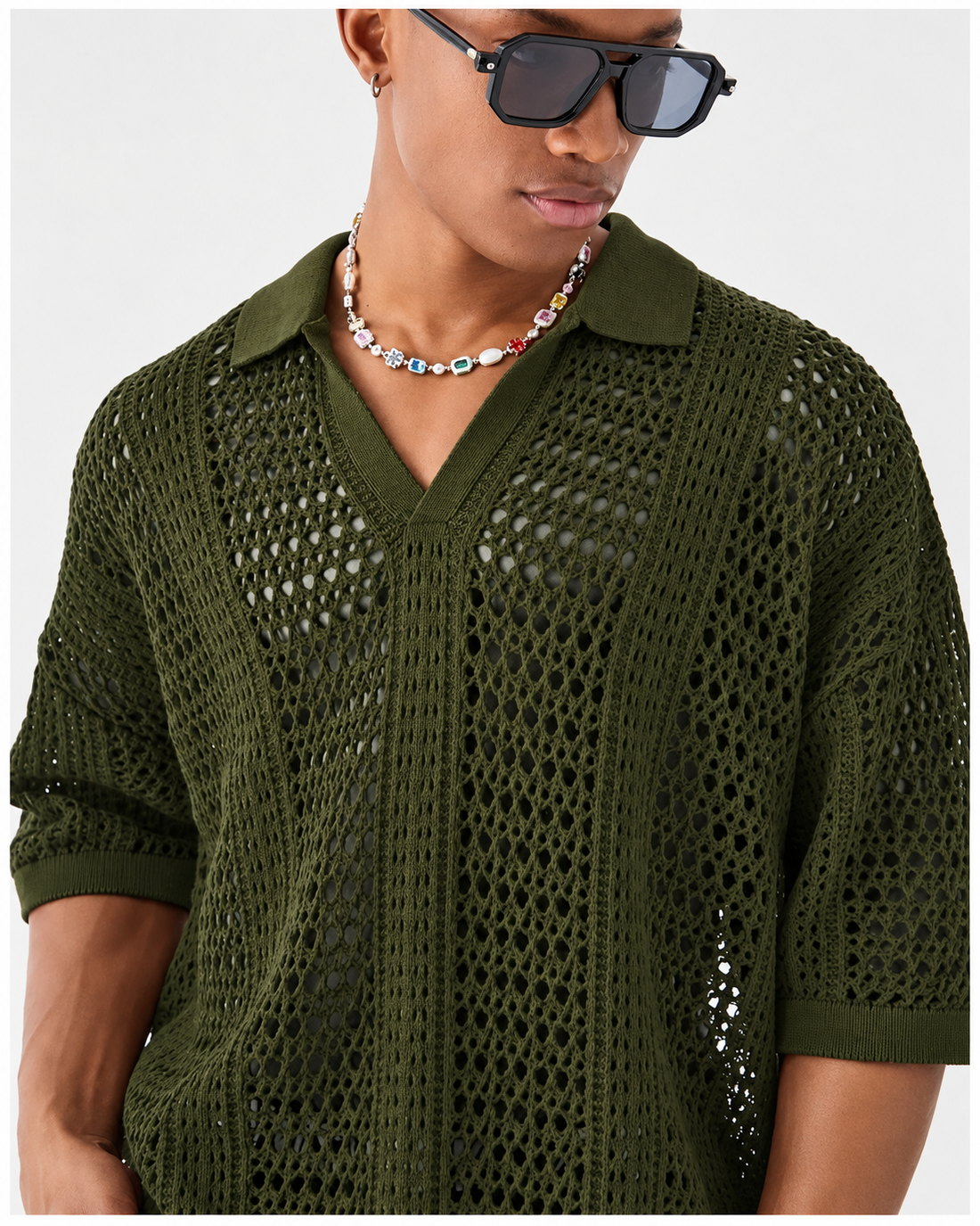 Przód ażurowej koszulki polo z kołnierzykiem