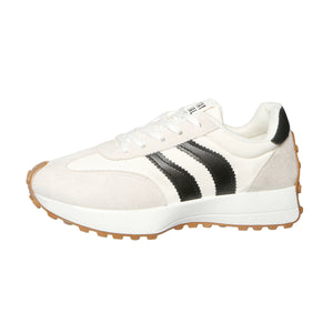 Detale wykończenia damskich sneakersów retro