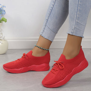 Profil damskiego sneakersa wsuwanego z falistą podeszwą