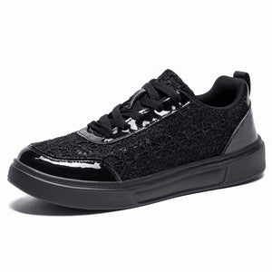 Widok podeszwy damskich sneakersów z amortyzującą konstrukcją