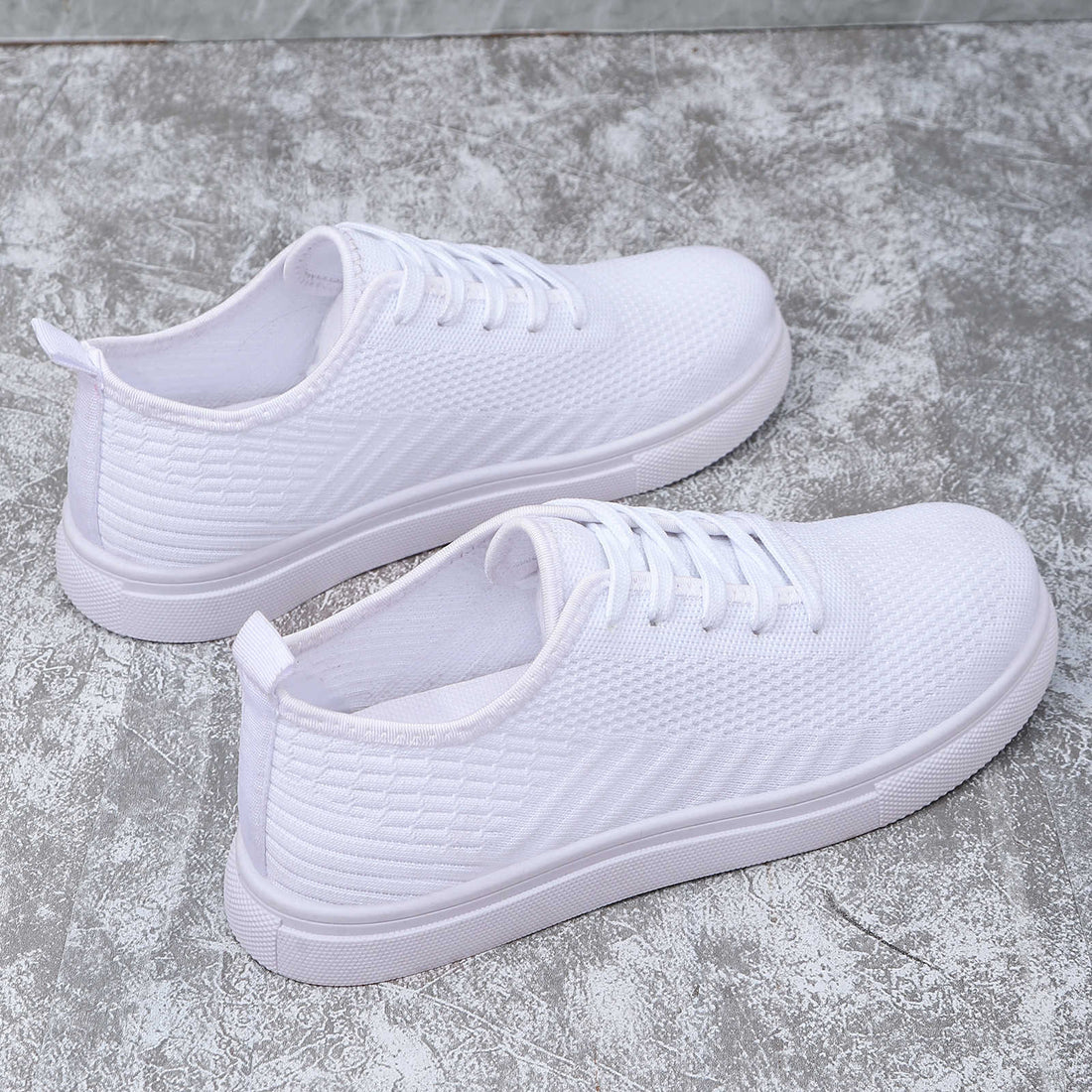 Zbliżenie na oddychającą dzianinową cholewkę damskich sneakersów