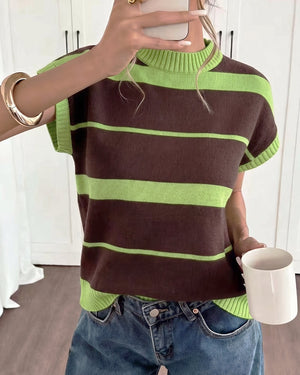 Sweter w paski pokazany z przodu, idealny do codziennych stylizacji