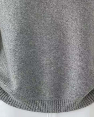 Sweter damski o prostym fasonie z długimi rękawami