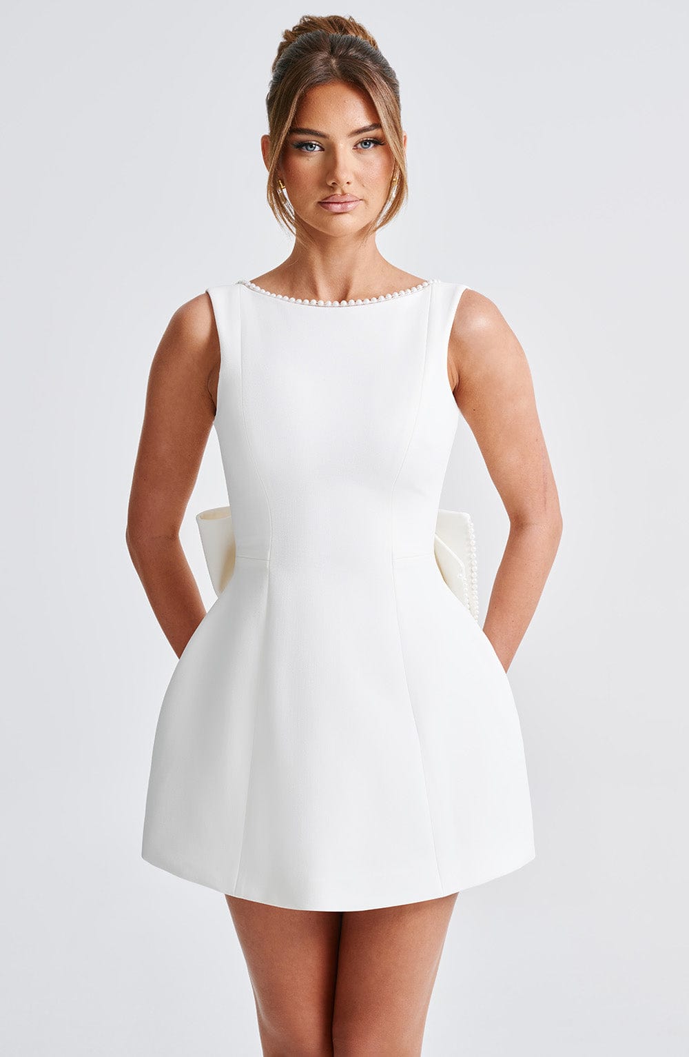 Mini sukienka – Ponadczasowa elegancja z luksusowymi detalami