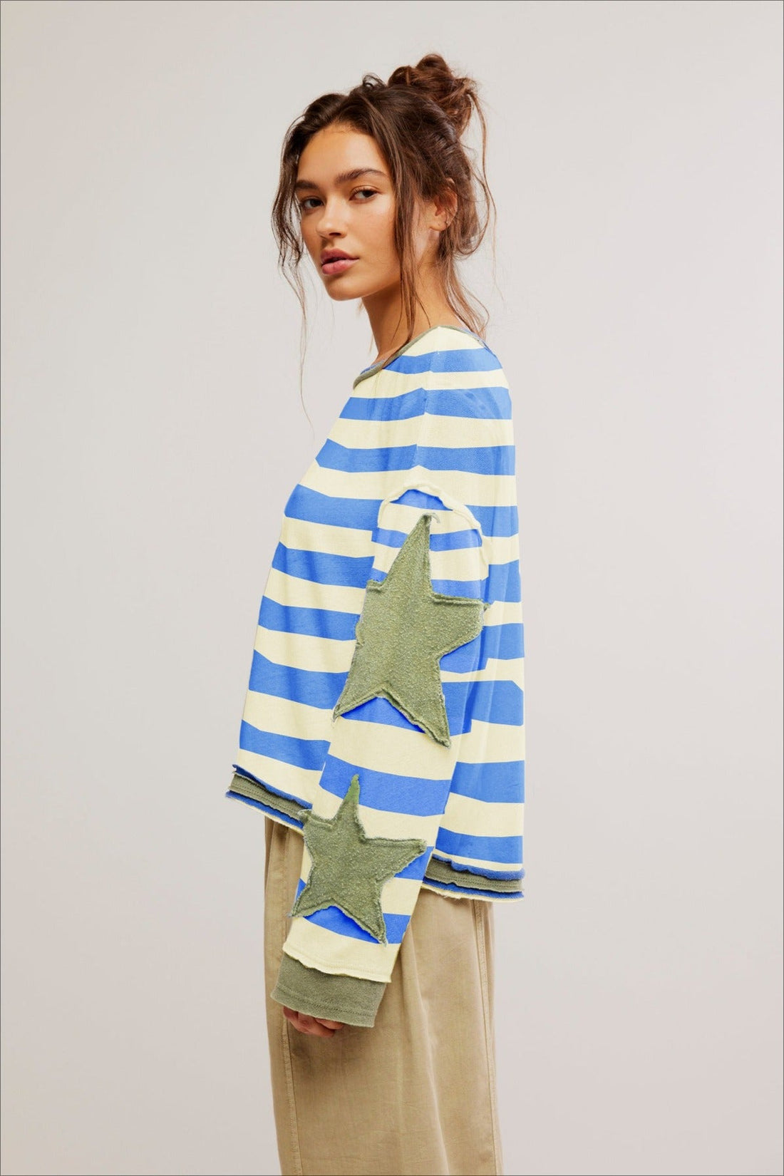 Widok z przodu bluzy oversize z aplikacją gwiazdy