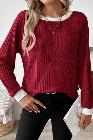 Damski sweter prążkowany prezentowany w codziennej stylizacji