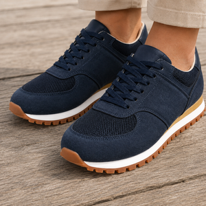 Sneakersy retro z przewiewnej siatki i zamszowymi wstawkami widoczne z boku