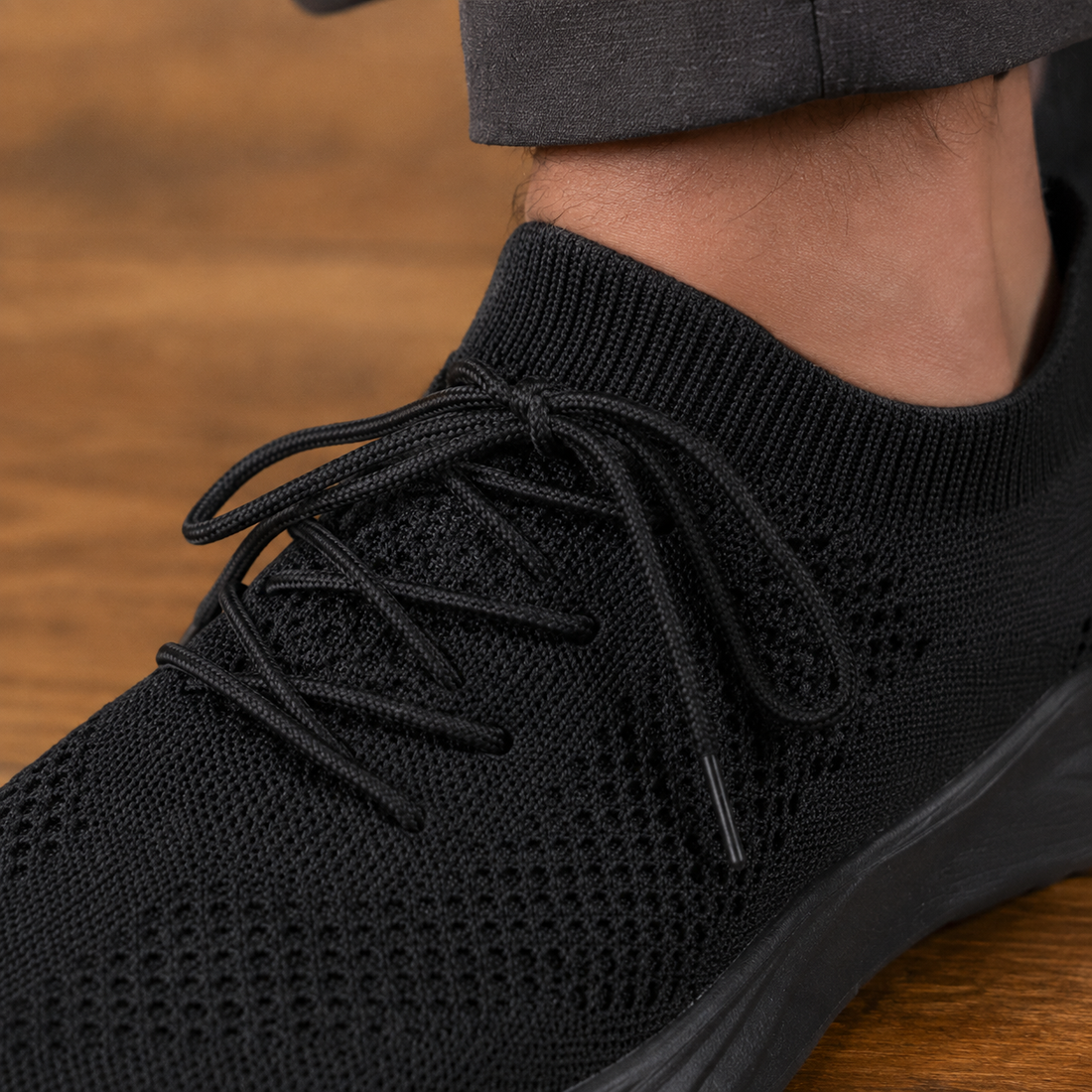 Damskie sneakersy dzianinowe pokazane z boku