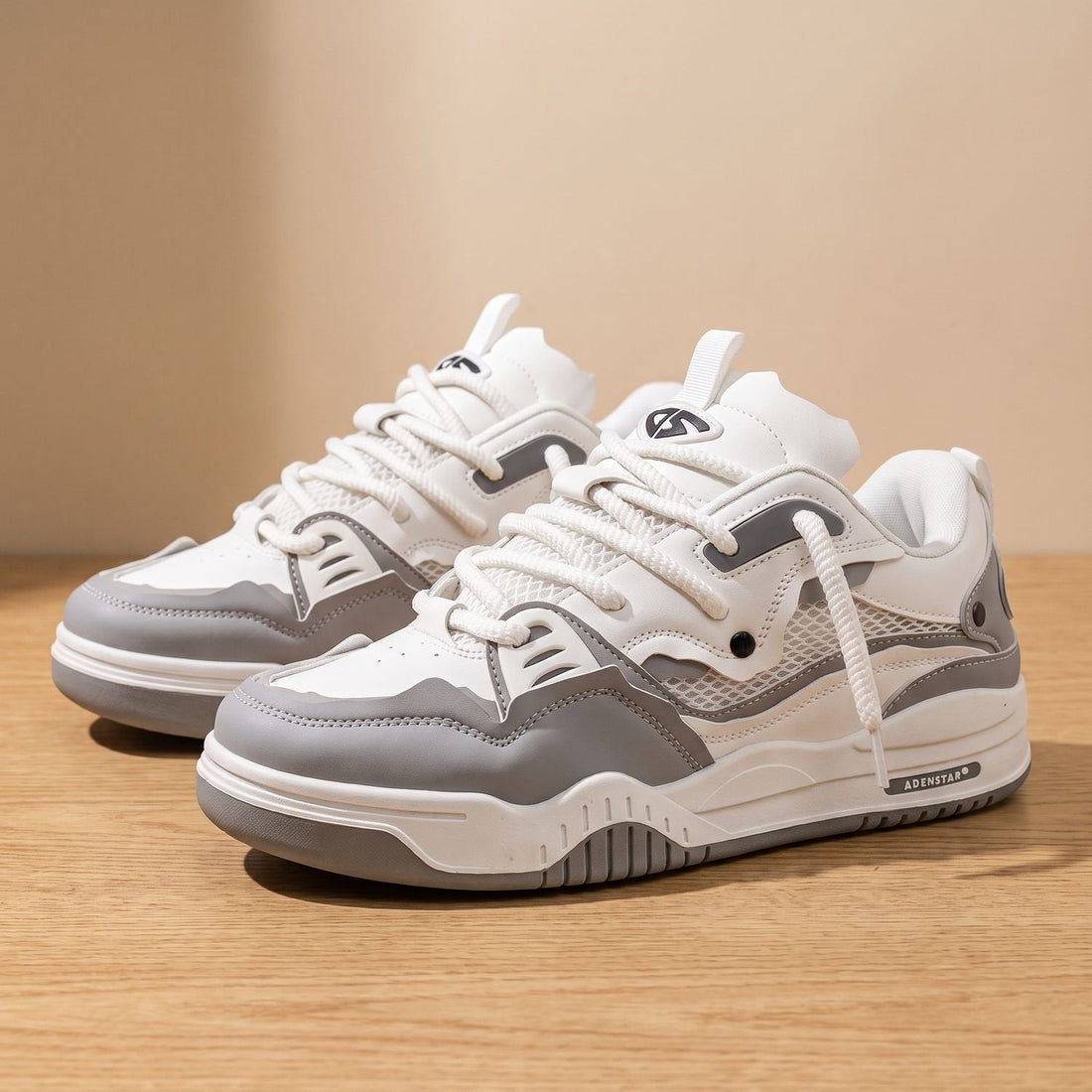 Męskie sneakersy biało-szare pokazane od przodu