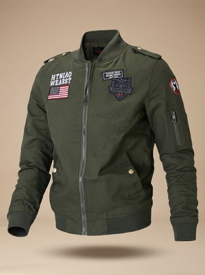 Zbliżenie na wojskowe naszywki na męskiej kurtce bomber