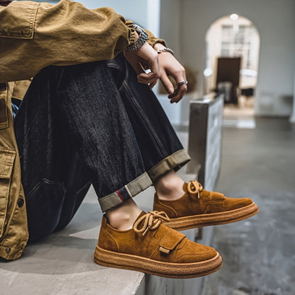 Damskie zamszowe sneakersy na platformie zbliżenie na sznurowanie