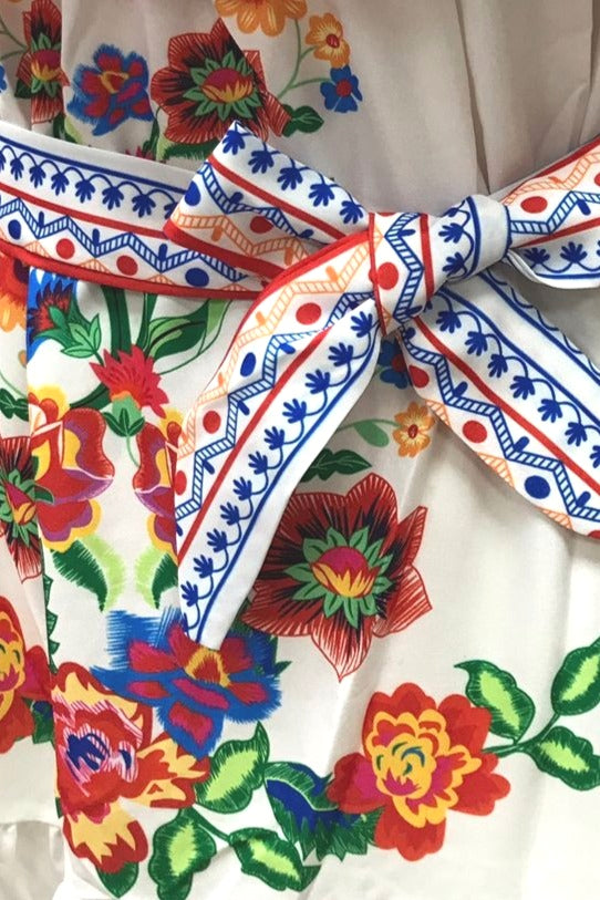 Romantyczna damska sukienka boho maxi z falbaną, widok całej sylwetki