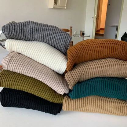 Damski sweter z dzianiny z golfem, rozcięciem i detalem guzików