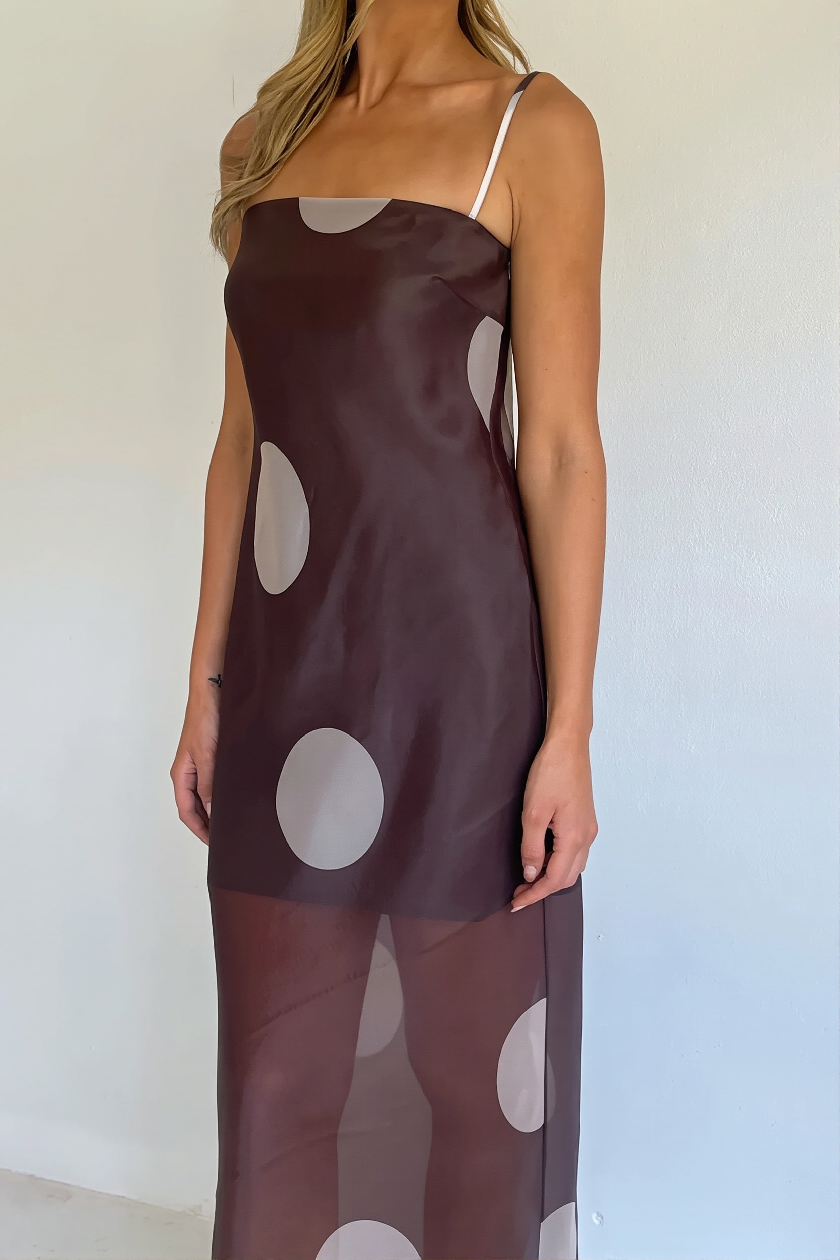 Modelka w sukience maxi w groszki bez ramiączek w pełnej sylwetce