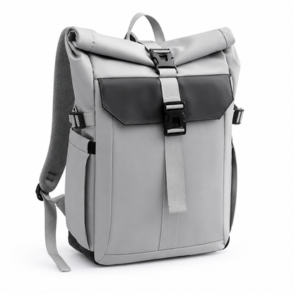 Ergonomiczny plecak rolltop odporny na wodę w widoku z przodu