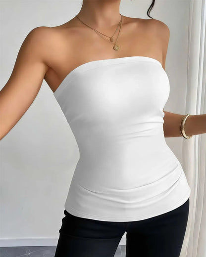 Damski top bandeau bez ramiączek w zbliżeniu na materiał i krój