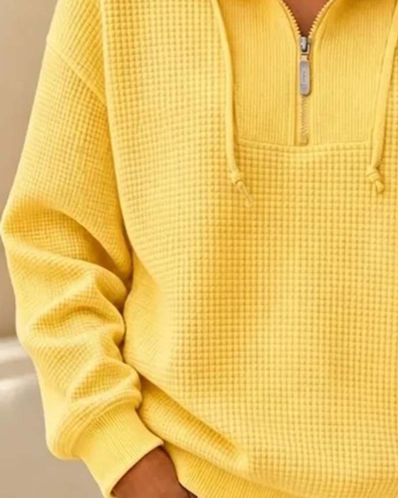 Bluza waflowa z półzamkiem – zbliżenie na fakturę materiału