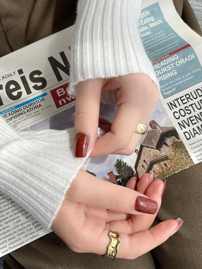 Damski prążkowany sweter z dekoltem w serek o dopasowanym kroju