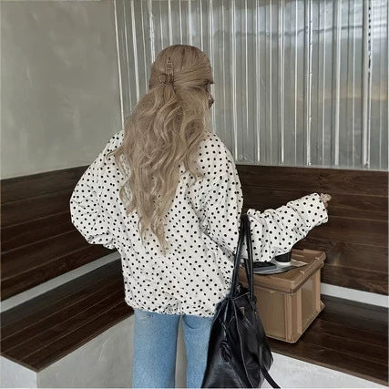 Damska kurtka w groszki o krótkim fasonie i luźnym kroju