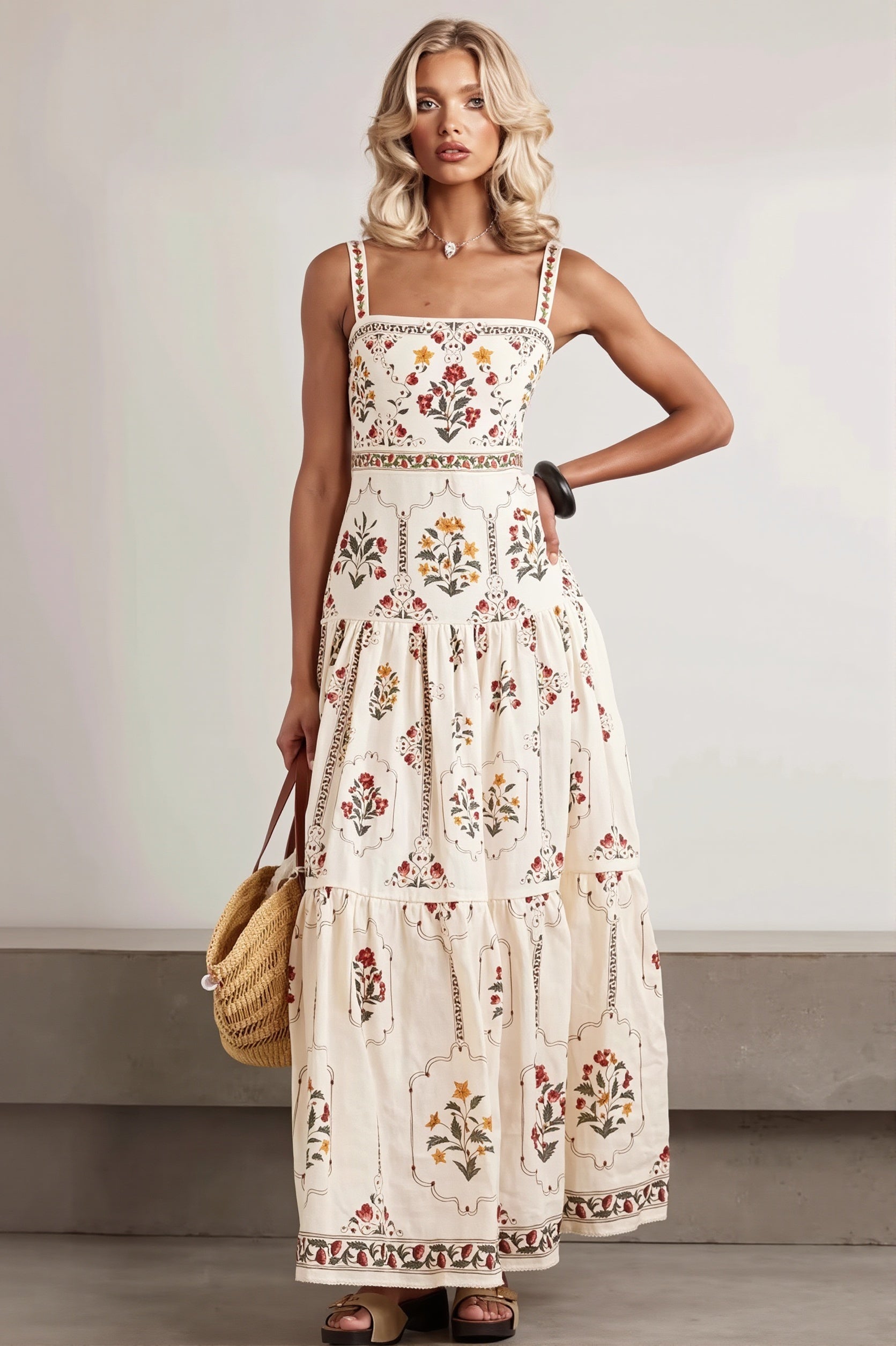 Damska sukienka maxi boho w kwiatowy patchwork na białym tle