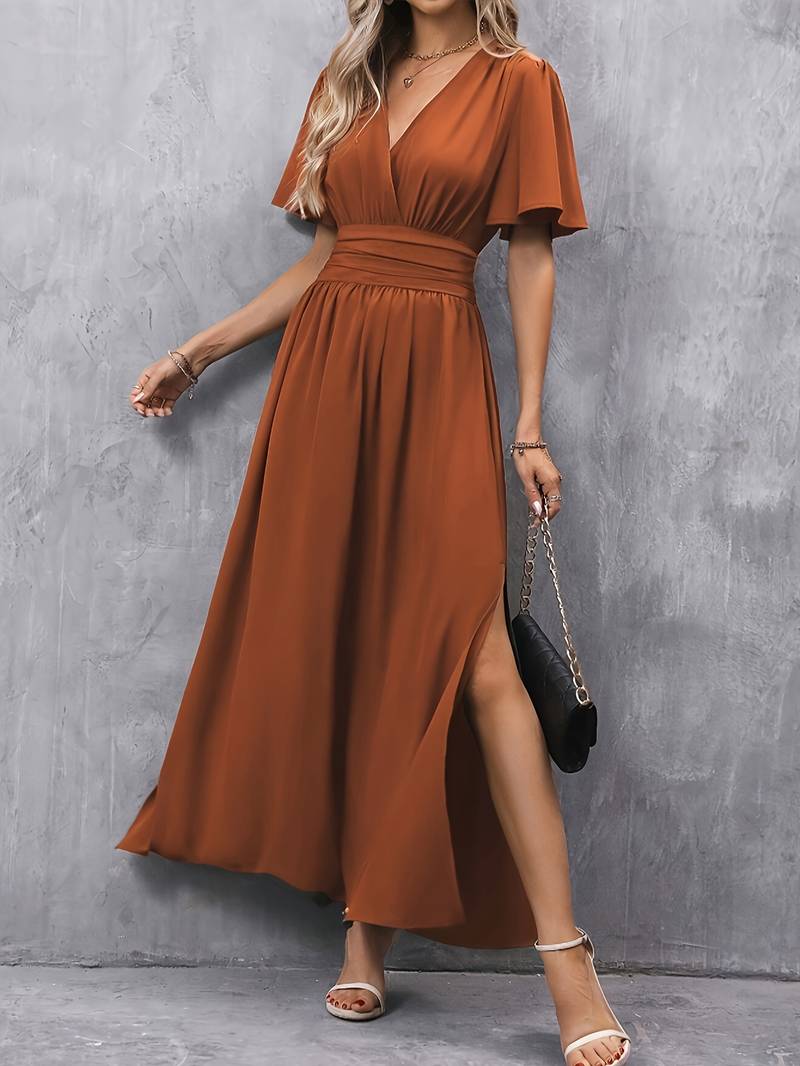 Sukienka damska z kołnierzem ozdobionym falbanką