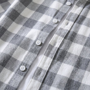 Detal wzoru w kratę i kołnierzyka koszuli button down