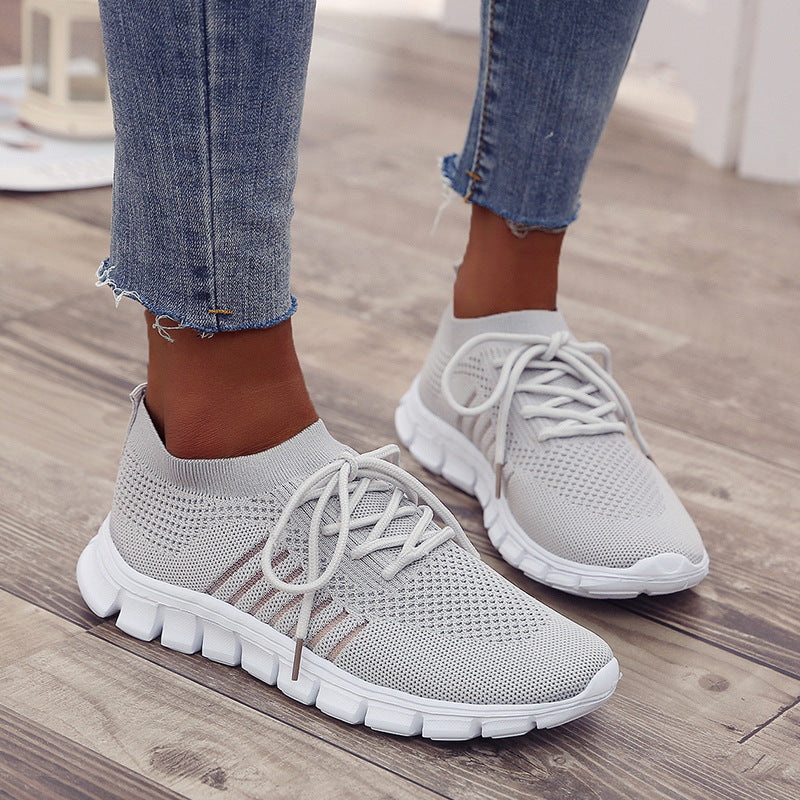 Widok z boku damskich sneakersów z elastyczną cholewką