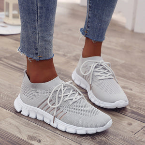 Widok z boku damskich sneakersów z elastyczną cholewką