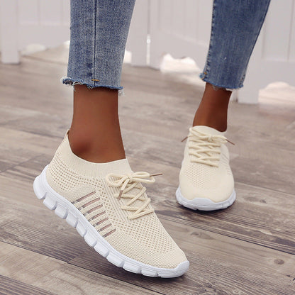 Zbliżenie na dzianinową cholewkę damskich sneakersów