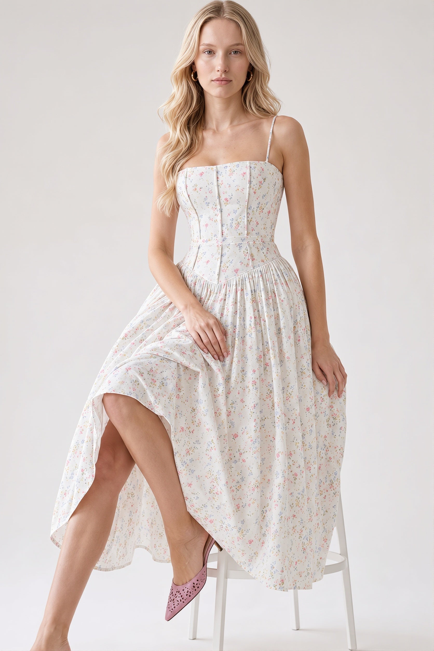 Damska sukienka maxi w kwiatowy print o kroju slim fit przód