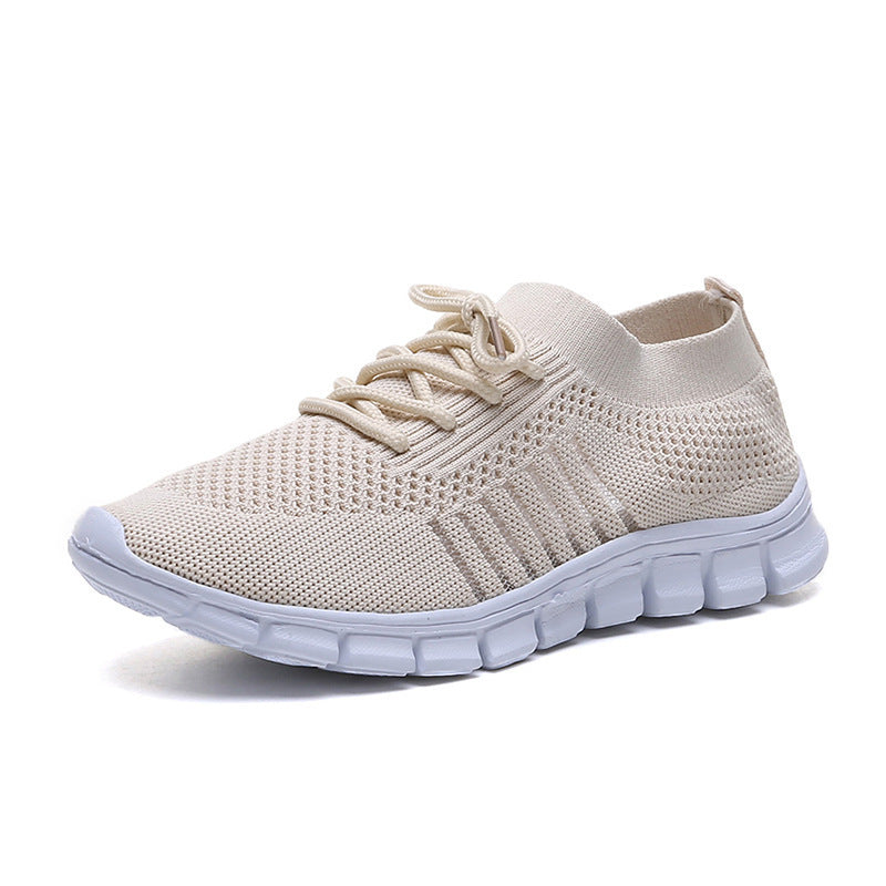 Widok z góry na lekkie damskie sneakersy