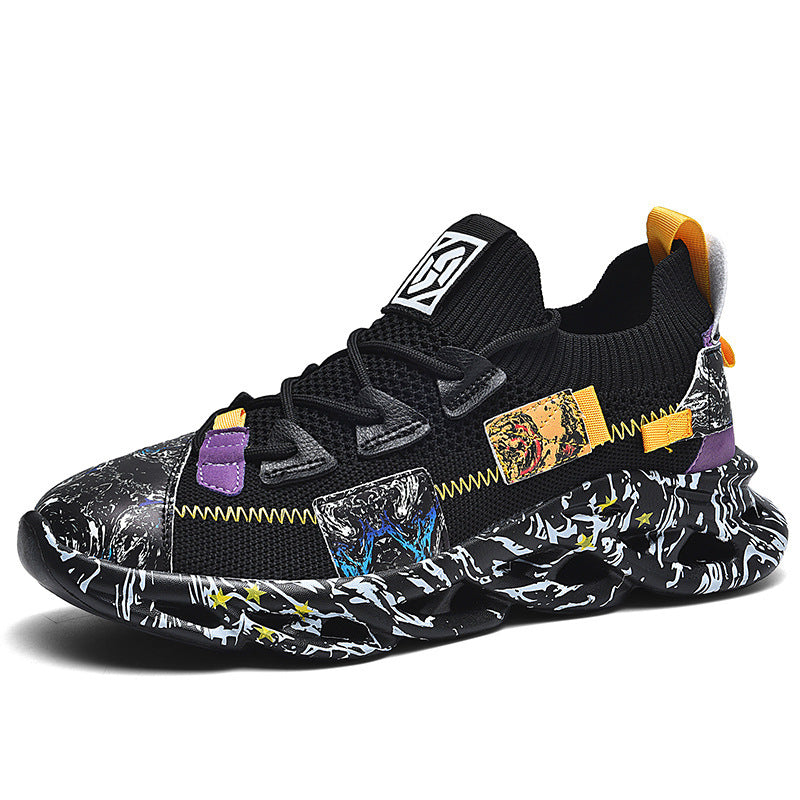 Buty sportowe na platformie z motywem anime - ujęcie pod kątem
