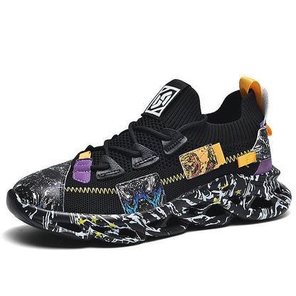 Buty sportowe na platformie z motywem anime - ujęcie pod kątem