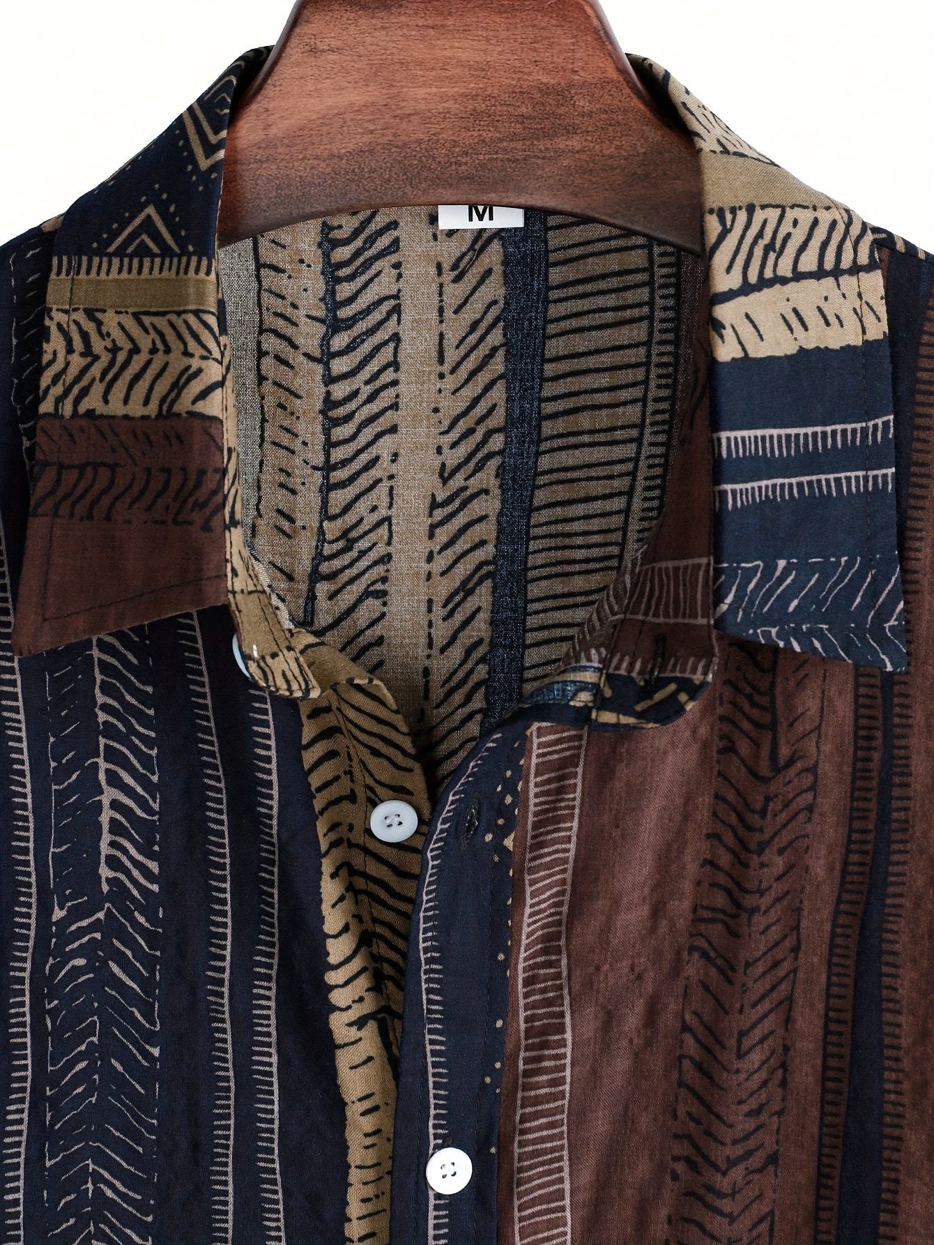 Męska koszula w paski patchwork prezentowana na modelu