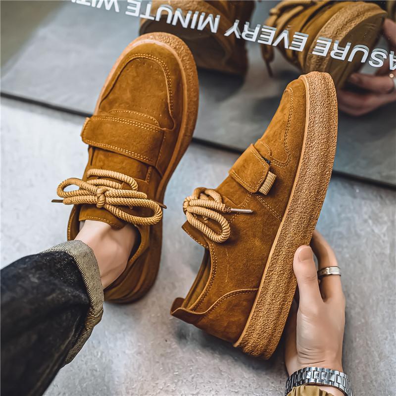 Damskie zamszowe sneakersy na platformie z perspektywy 3/4