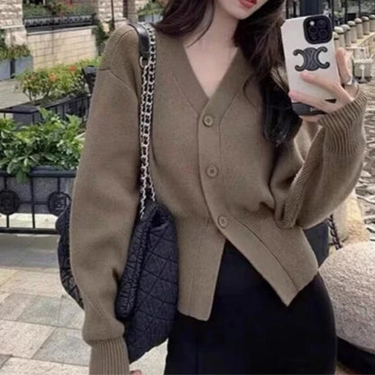 Dopasowany sweter rozpinany z dzianiny z dekoltem w serek