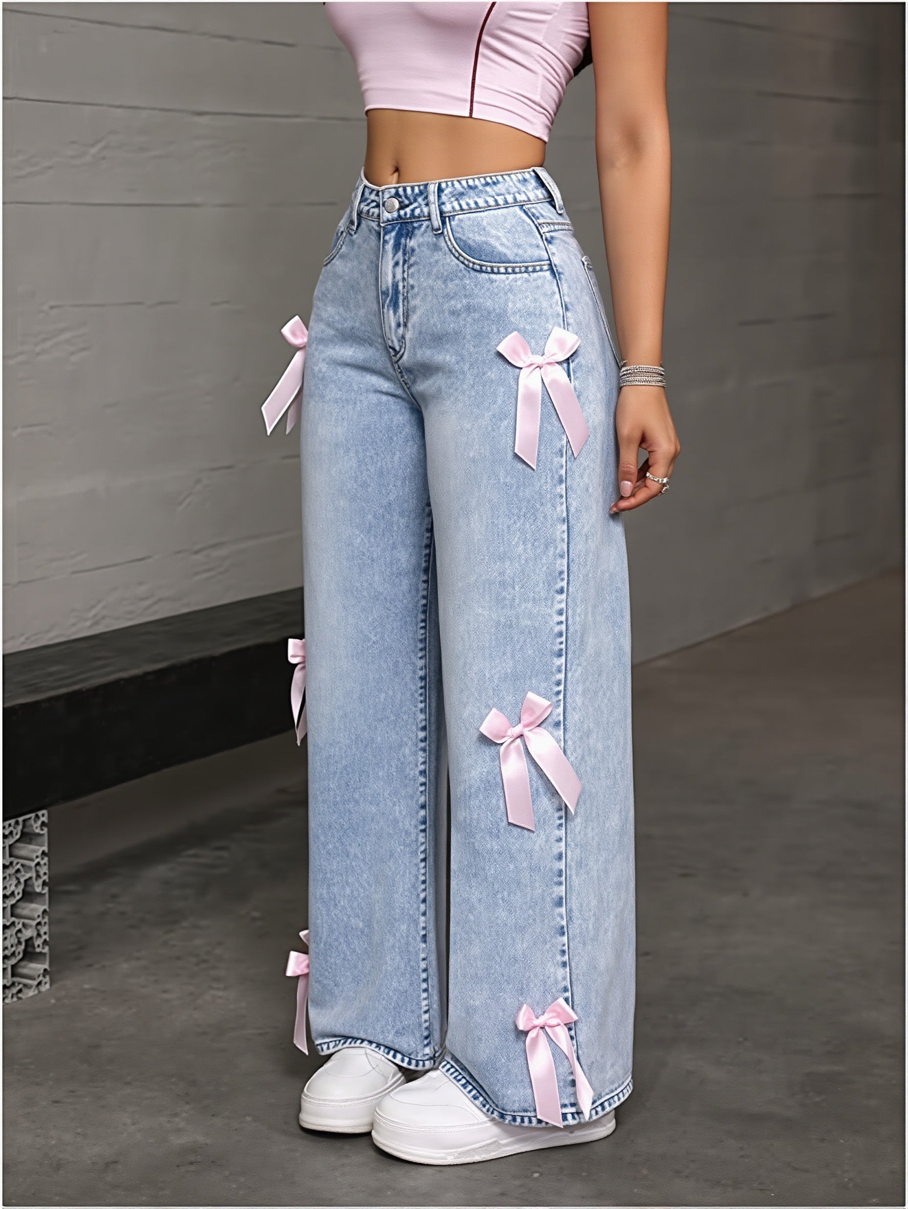 Detal kokardy naszytej na damskich jeansach z denimu