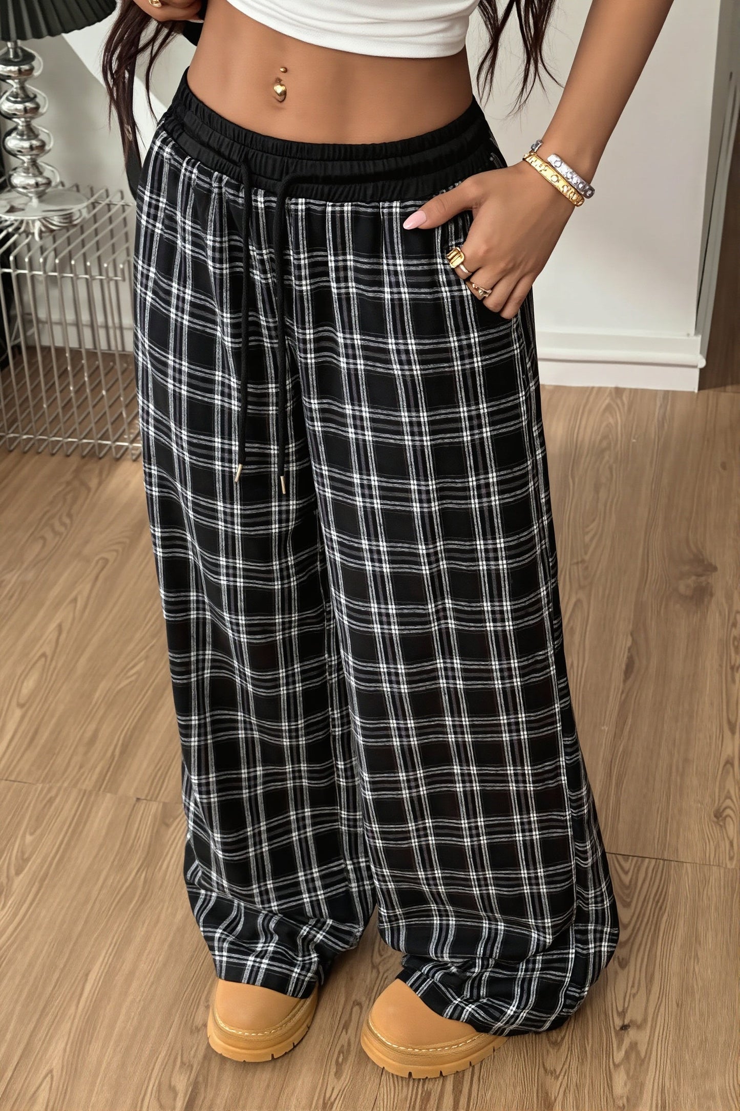 Zbliżenie na kratę i sznurek w damskich spodniach wide leg