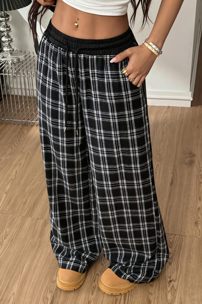 Zbliżenie na kratę i sznurek w damskich spodniach wide leg