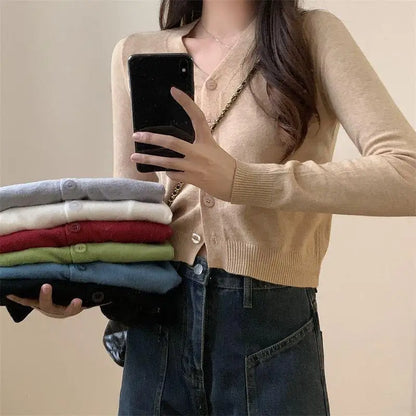 Krótki sweter damski z dzianiny z dekoltem w serek