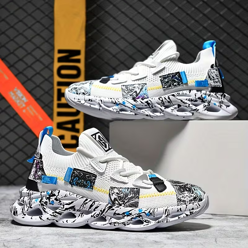 Buty sportowe na platformie z motywem anime - pełne ujęcie pary