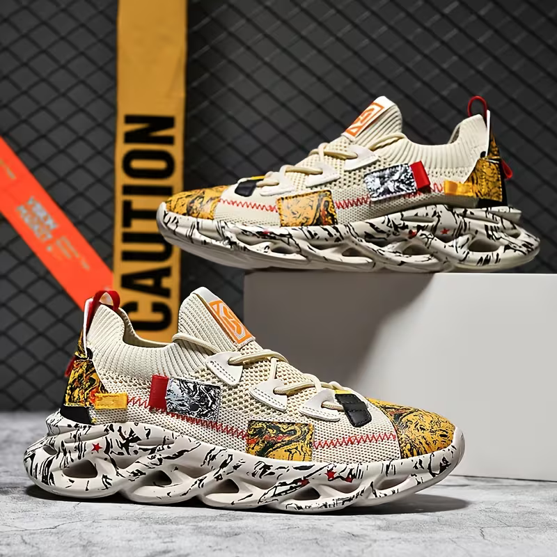 Buty sportowe anime na platformie w ujęciu z prawej strony